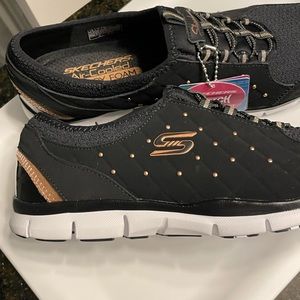 Skechers air cooled memory foam sneakers NWT size 10M